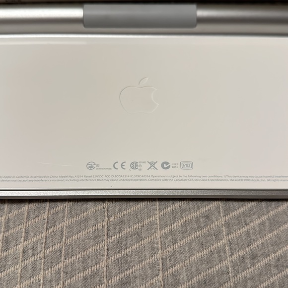 Apple Wireless Keyboard Model No. A1314 - Picture 9 of 12